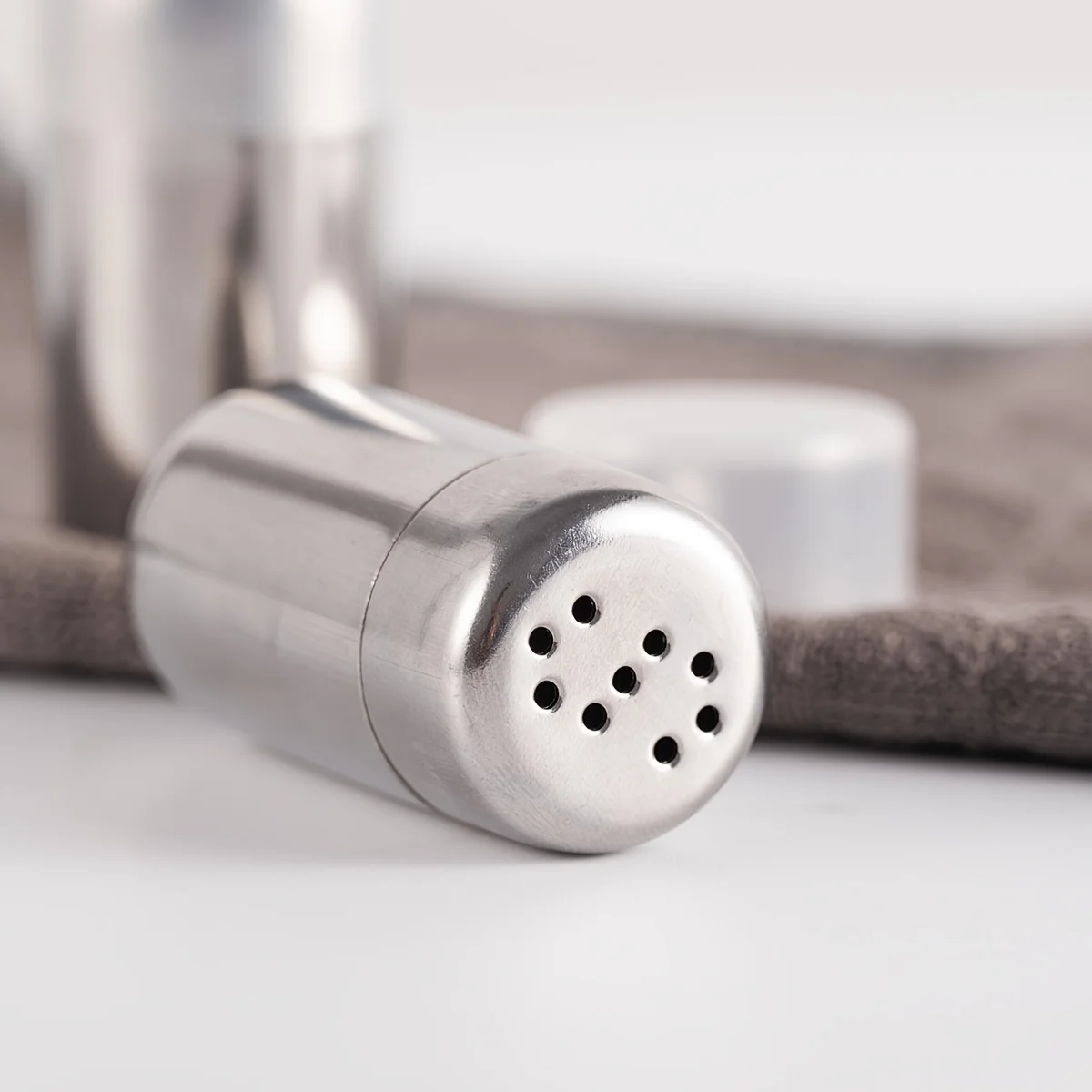 2 pièces, Mini pots à épices en acier inoxydable, salière et poivrière portables d'extérieur