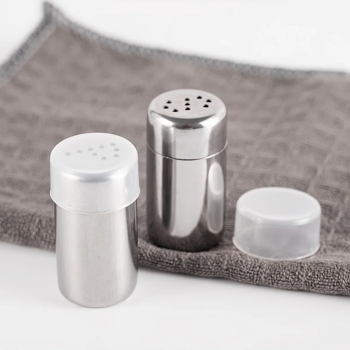 2 pièces, Mini pots à épices en acier inoxydable, salière et poivrière portables d'extérieur – Image 2